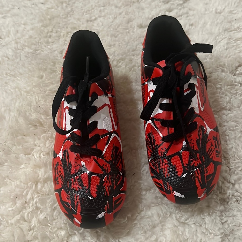 NWOT -  Soccer Cleats US 2-2.5 EU34